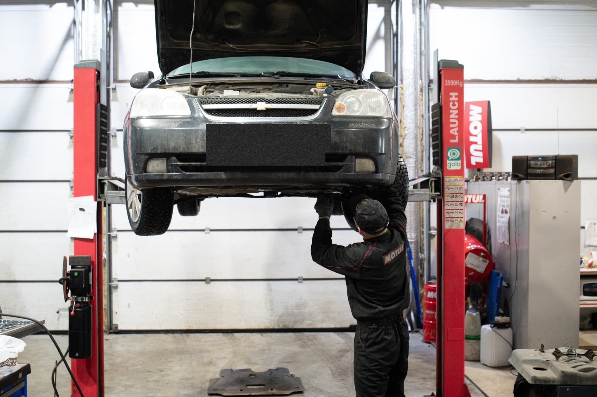 Автомобиль на подъёмнике в цехе KSK AUTO для осмотра ходовой