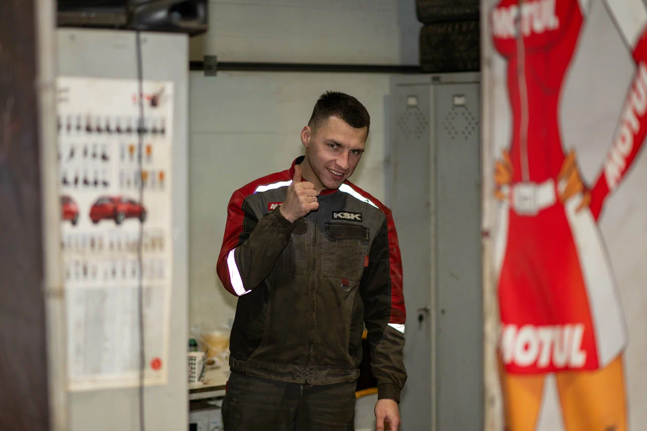 Мастер KSK AUTO в цехе