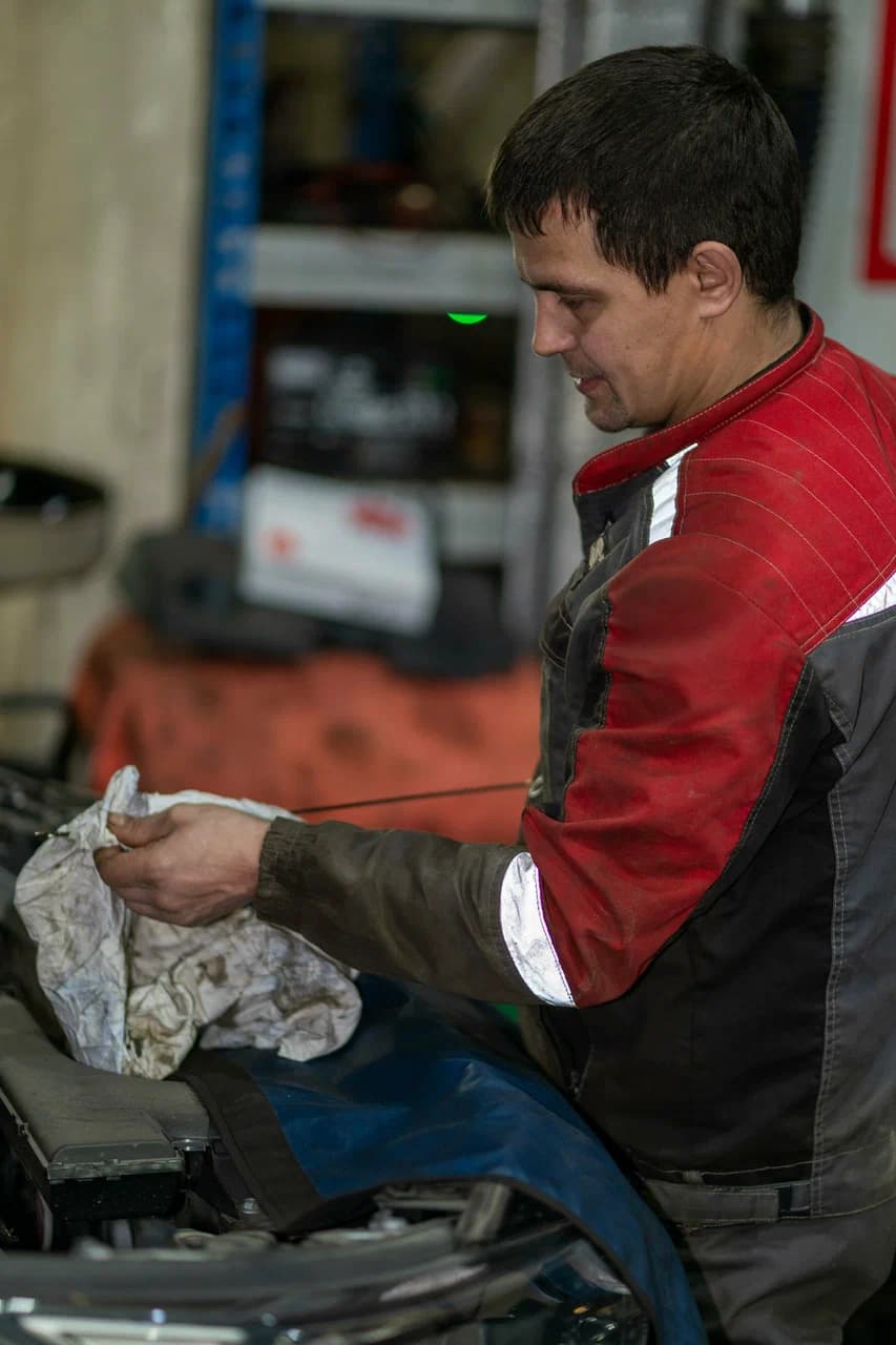 Проверка уровня масла на щупе двигателя