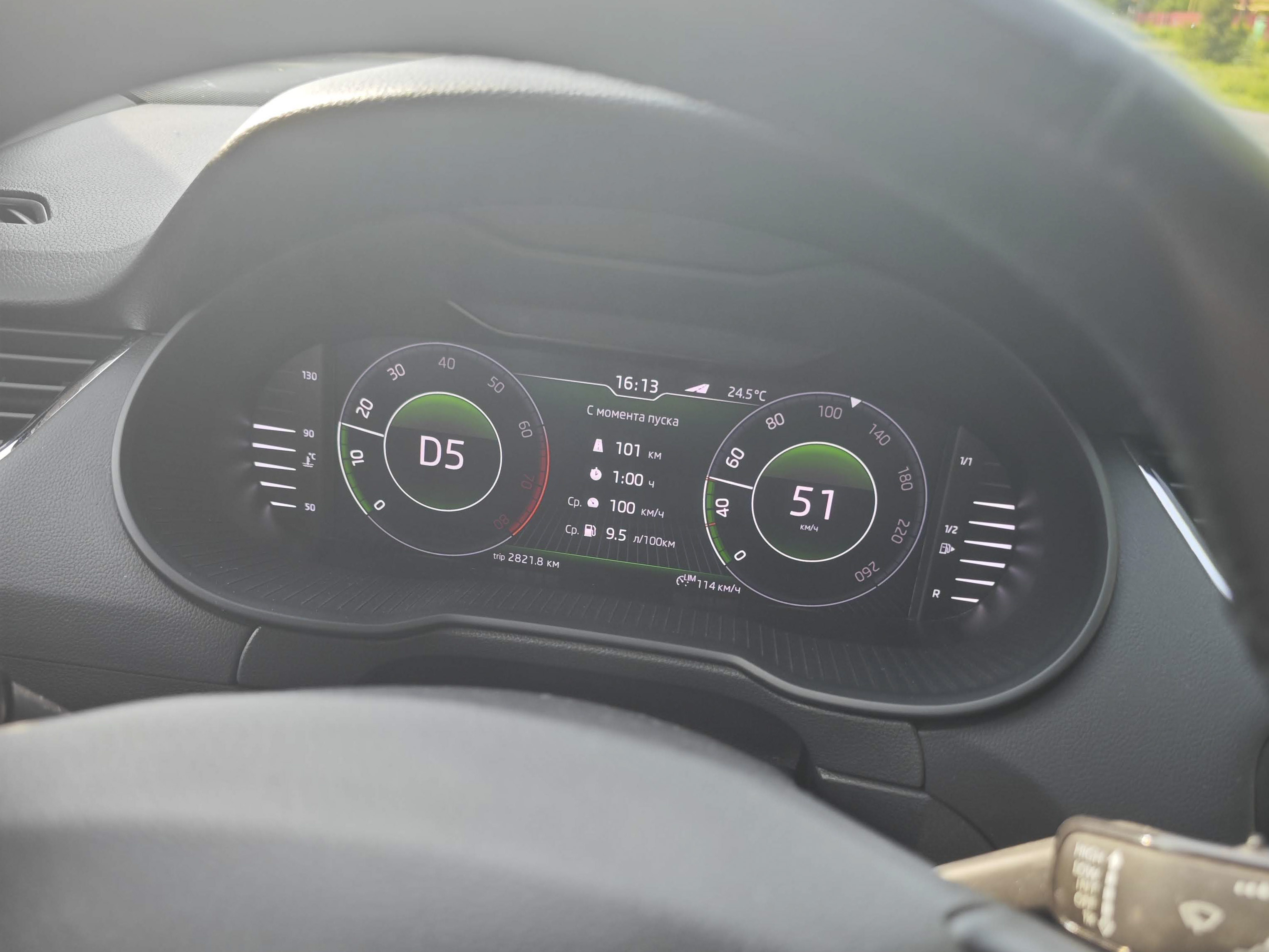 Приборная панель автомобиля с показателем пробега