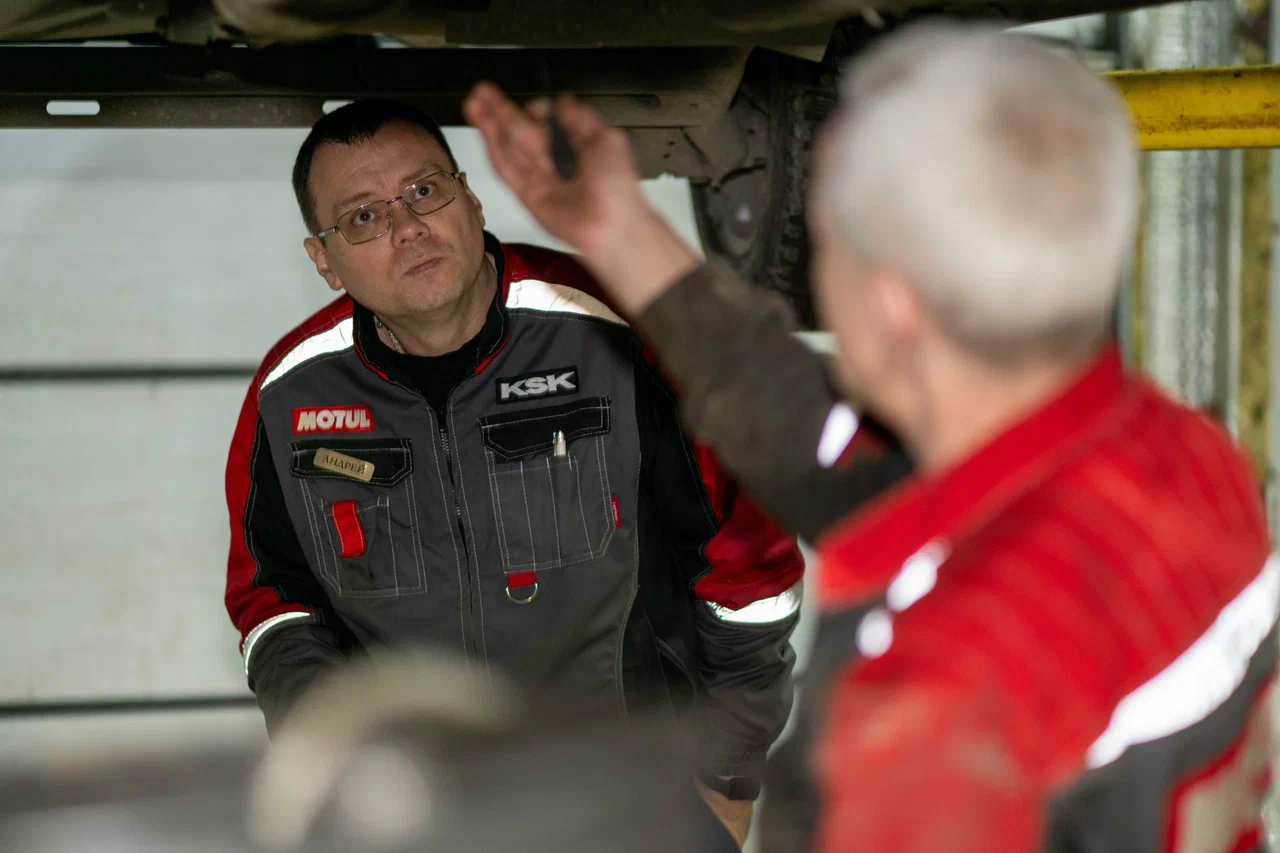 Автомобиль на подъёмнике в цехе KSK AUTO во время осмотра