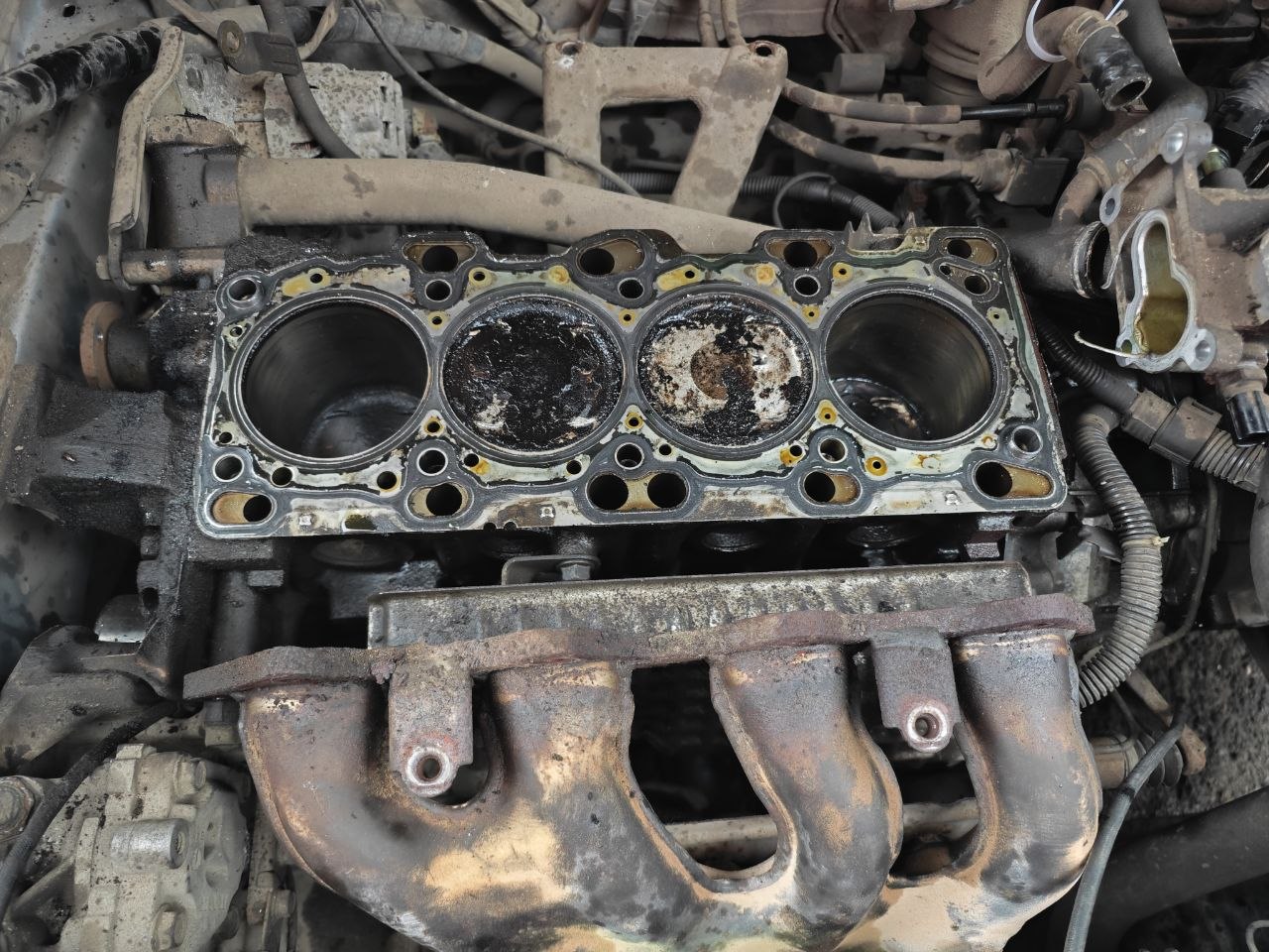 Двигатель с демонтированной головкой блока цилиндров в цехе KSK AUTO